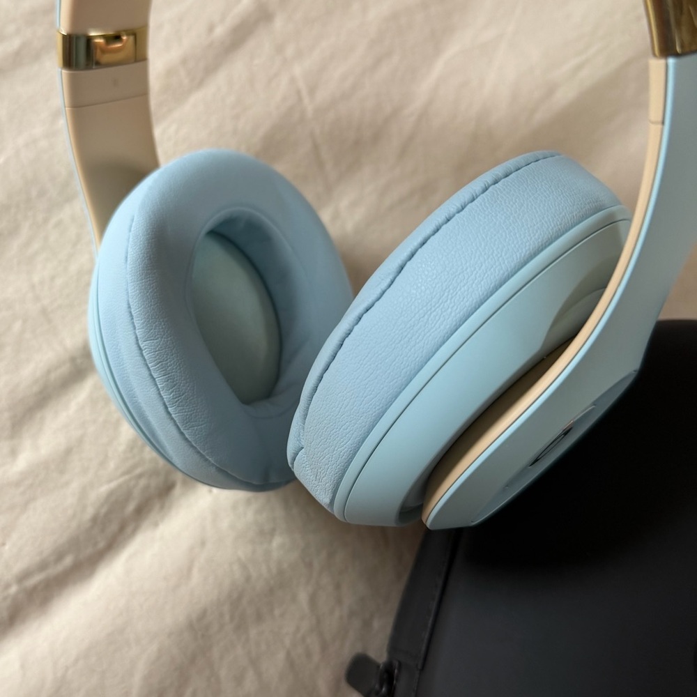 Baby Blue Beats Over Ear Headphones - like new - Picture 7 of 11